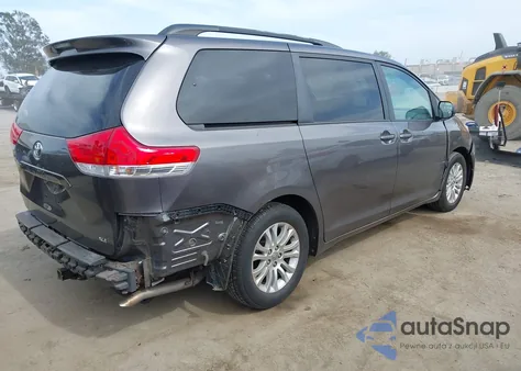 2013 Toyota Sienna Xle V6 8 Passenger z USA, uszkodzony, nr VIN 5TDYK3DC1DS353367